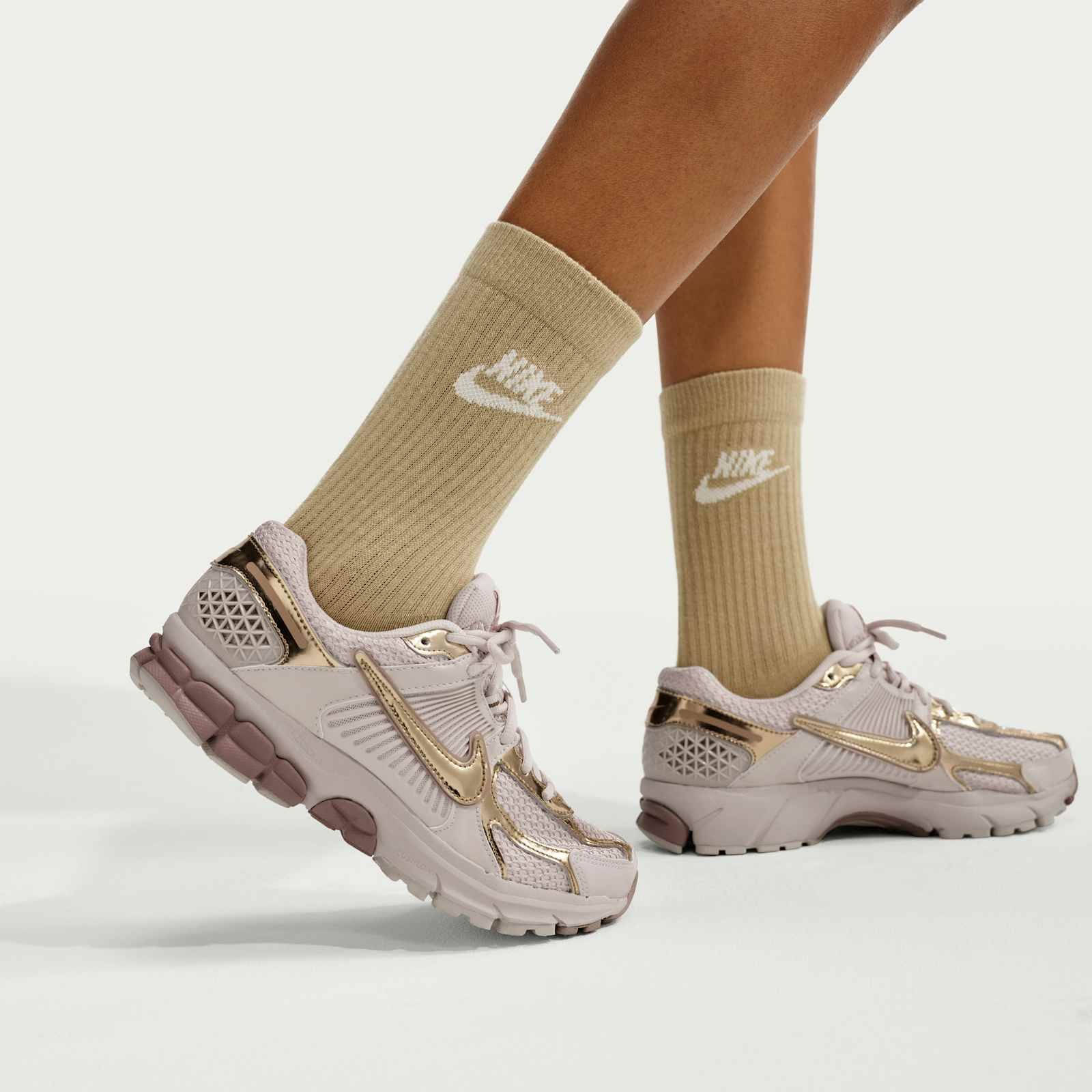Nike Zoom Vomero 5 Light Orewood Brown Gold IV4311 101 on foot