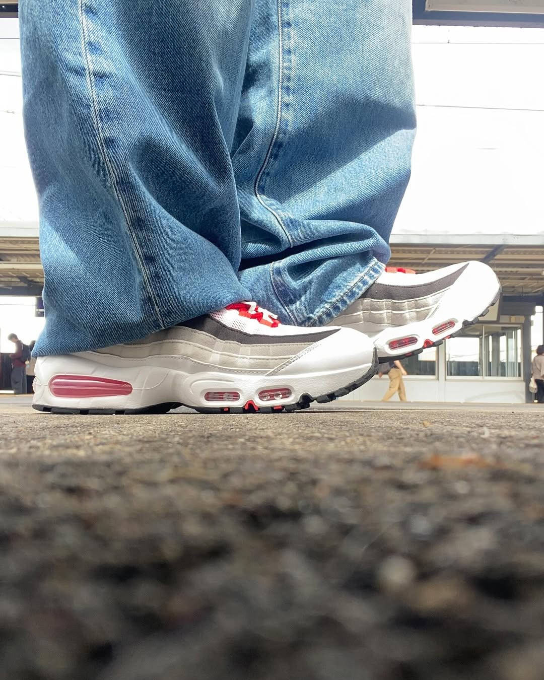 nike air max 95 comet red on feet with baggy denim