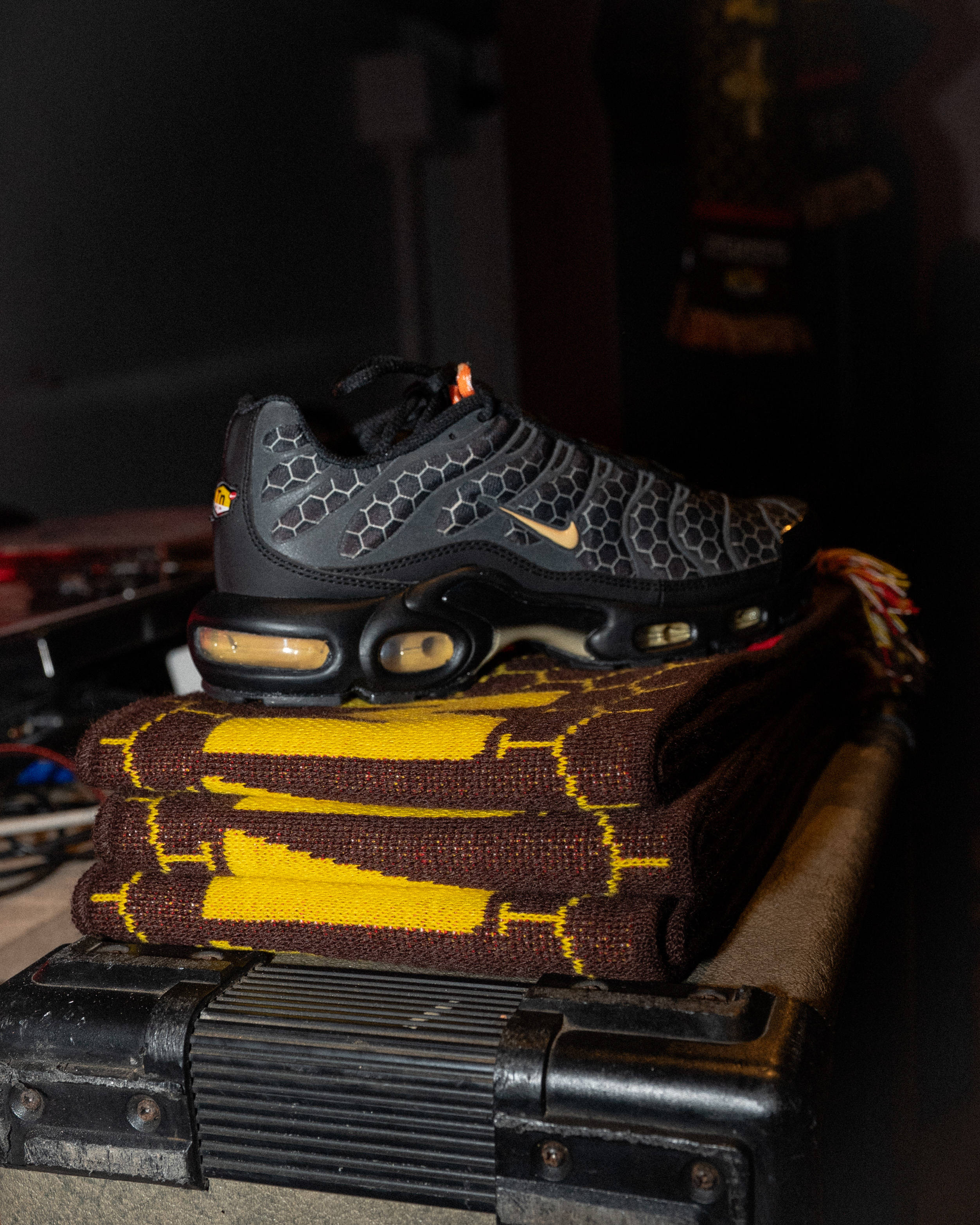 Manchester Nike Tn on top of Tn 0161 scarfs at footlocker renea event