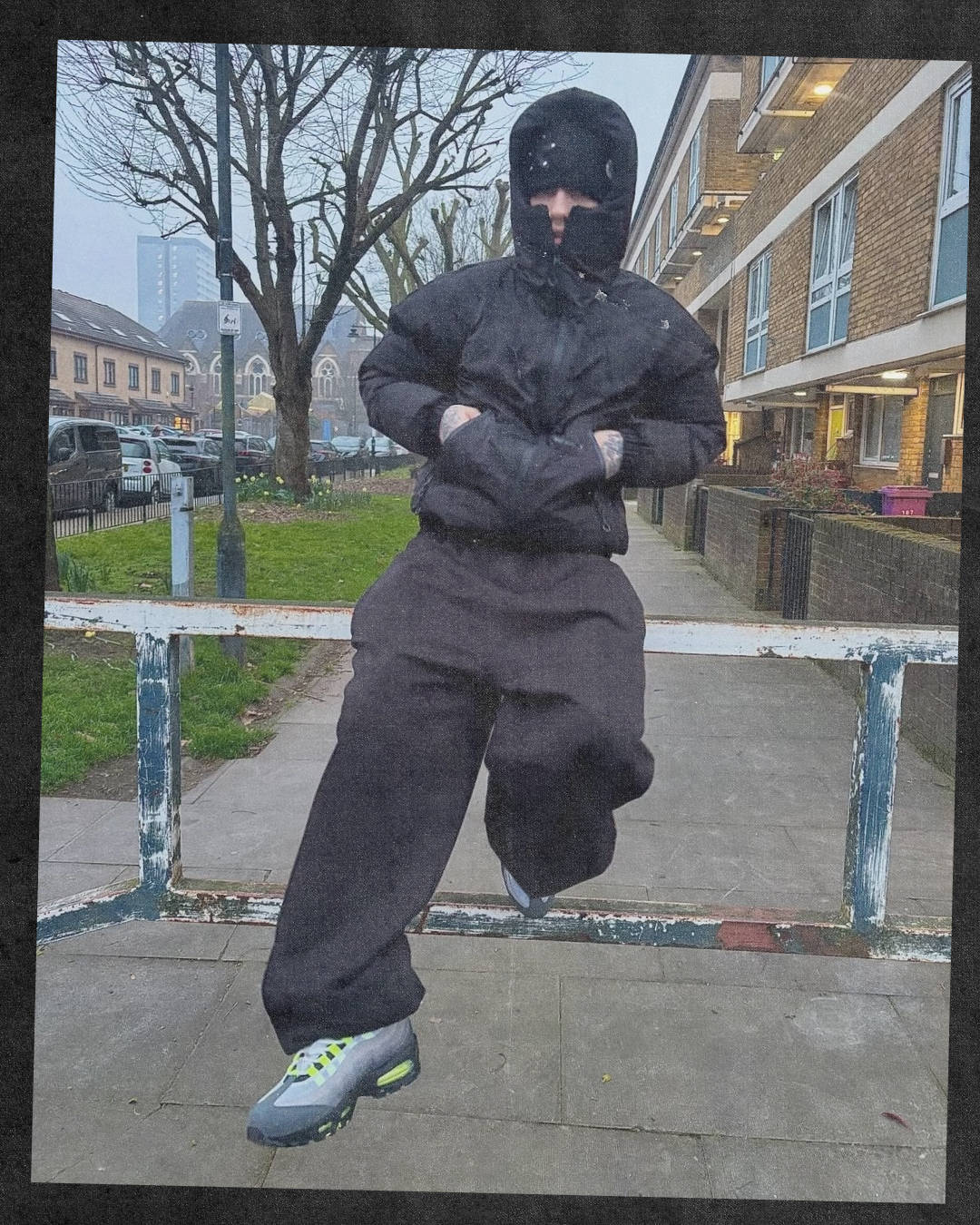 all black outfit guy posing in the og neon air max 95 in london