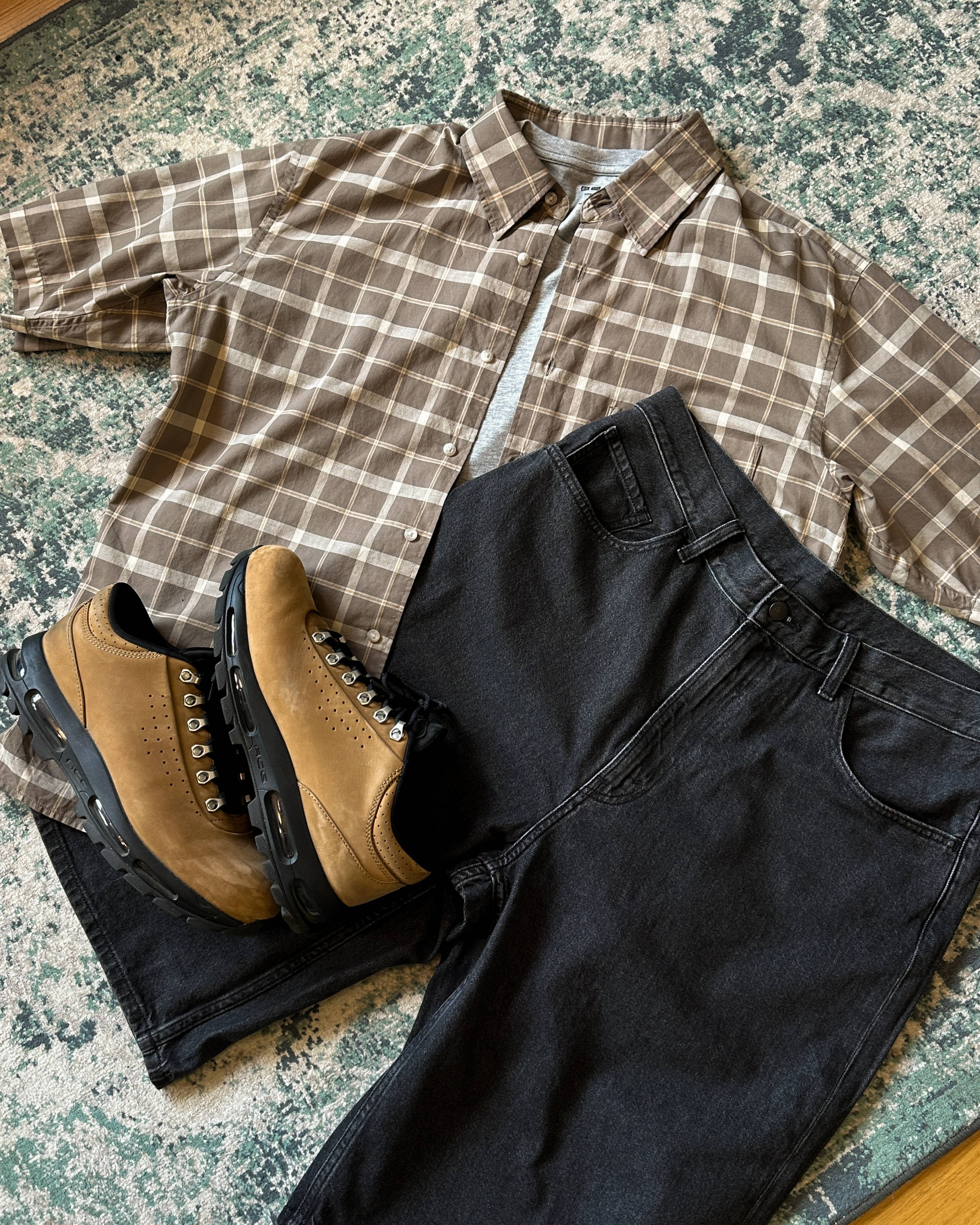 outfit 2 uniqlo april flat lay