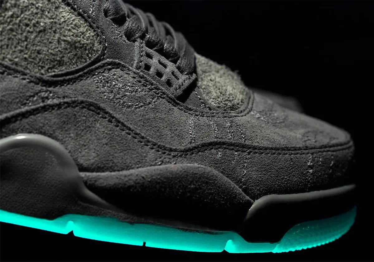 KAWS x Air Jordan 4 Dark Grey JU4624 002 toe