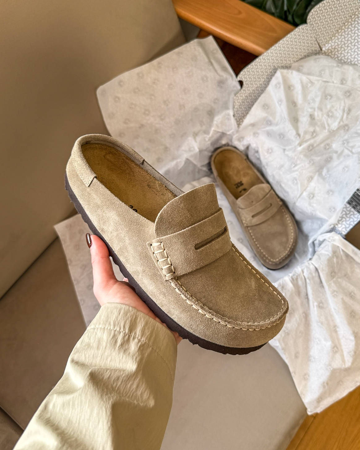 Birkenstock Napoli Taupe Suede in hand