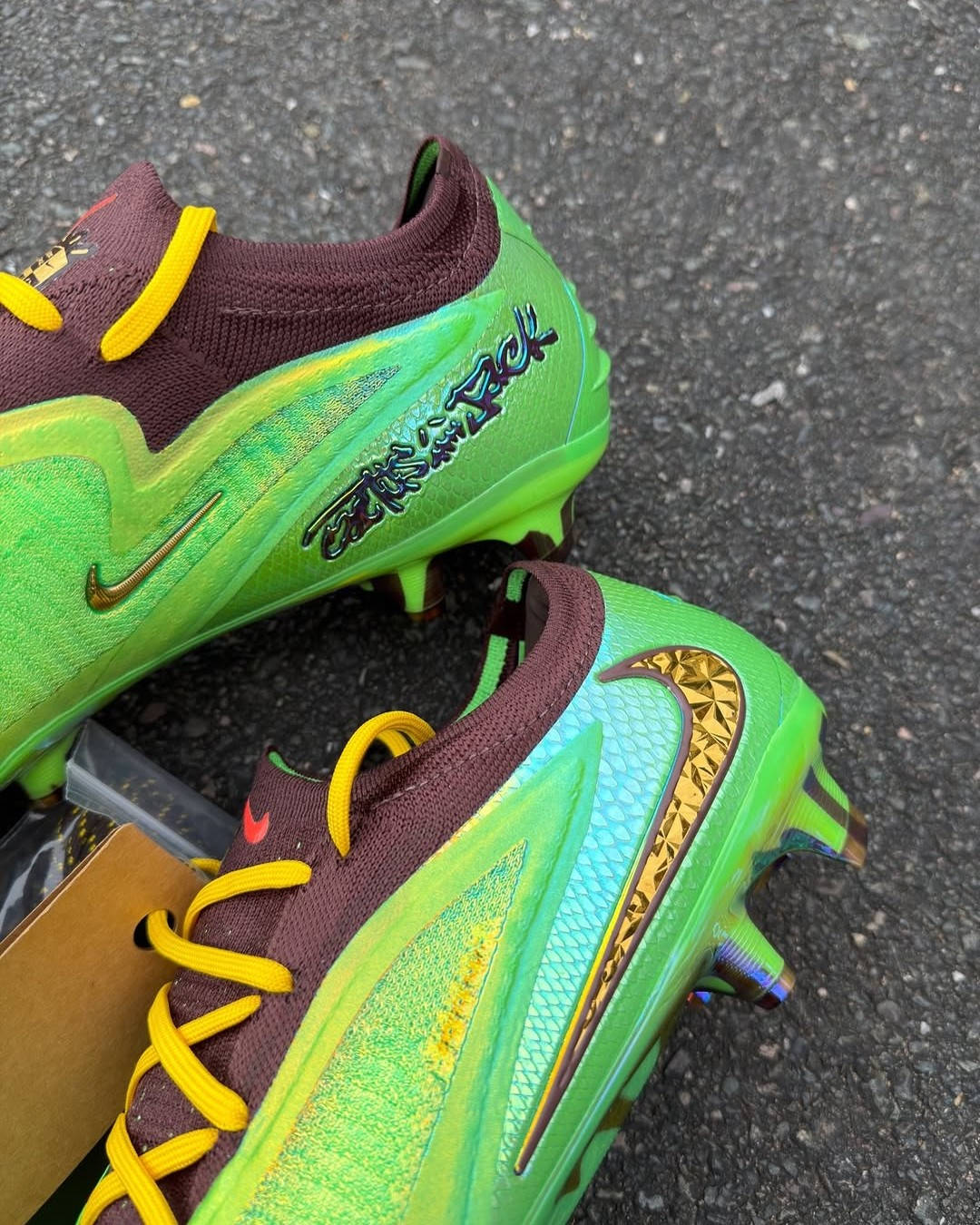 travis scott x nike phantom 6 heel detail shots