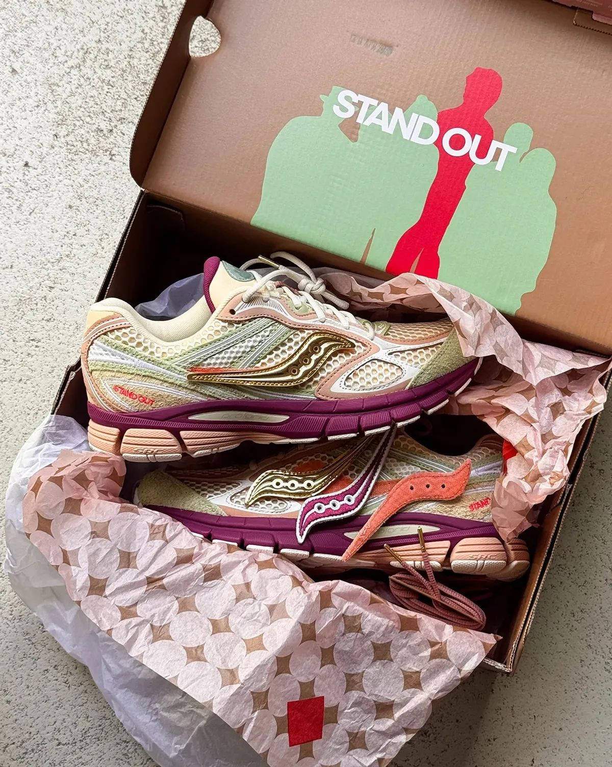 Stan Birch x Saucony ProGrid Guide 7 Stand Out S71070 2 middle