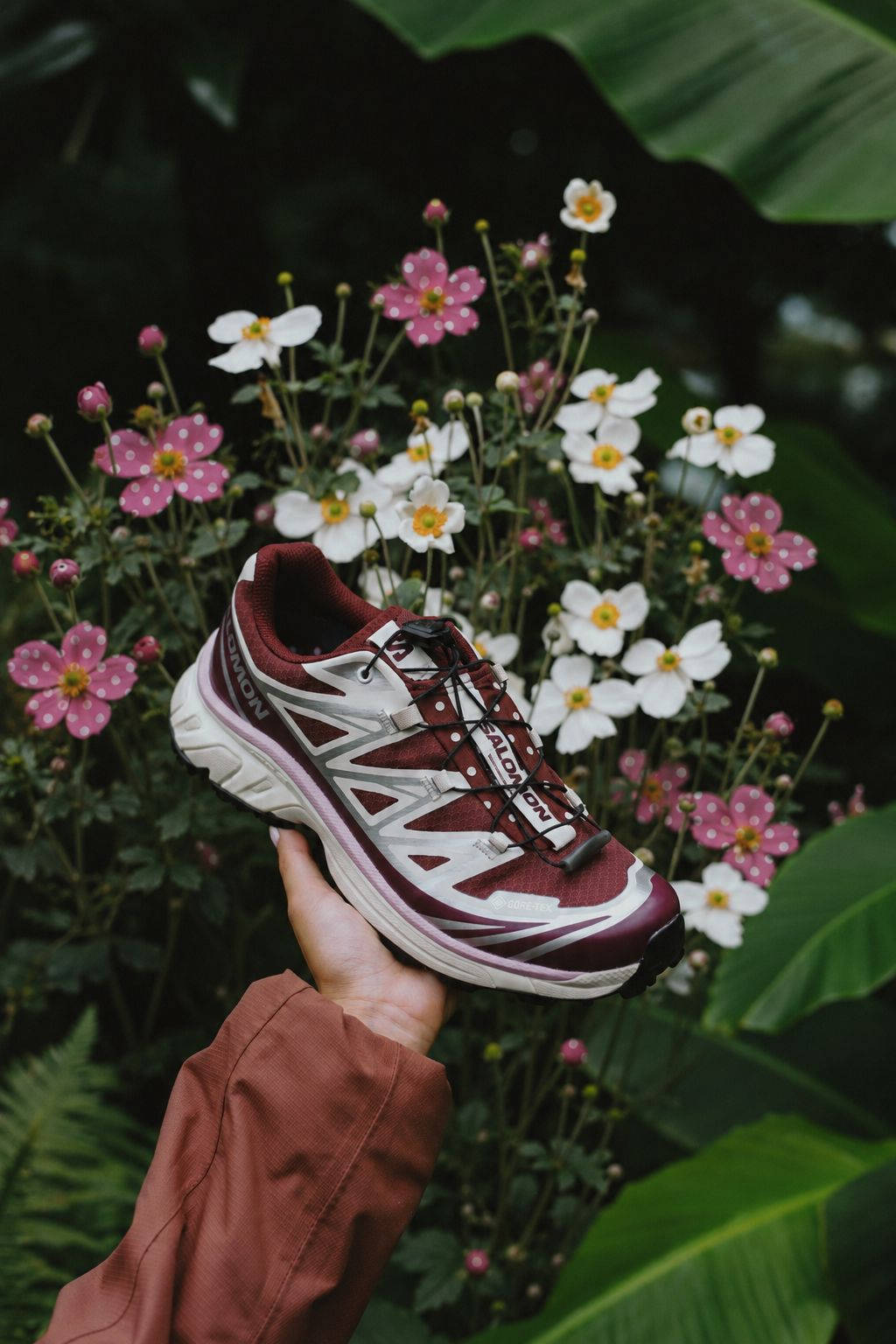 Offspring X Salomon XT 6 GORE TEX Polka Dot on hand