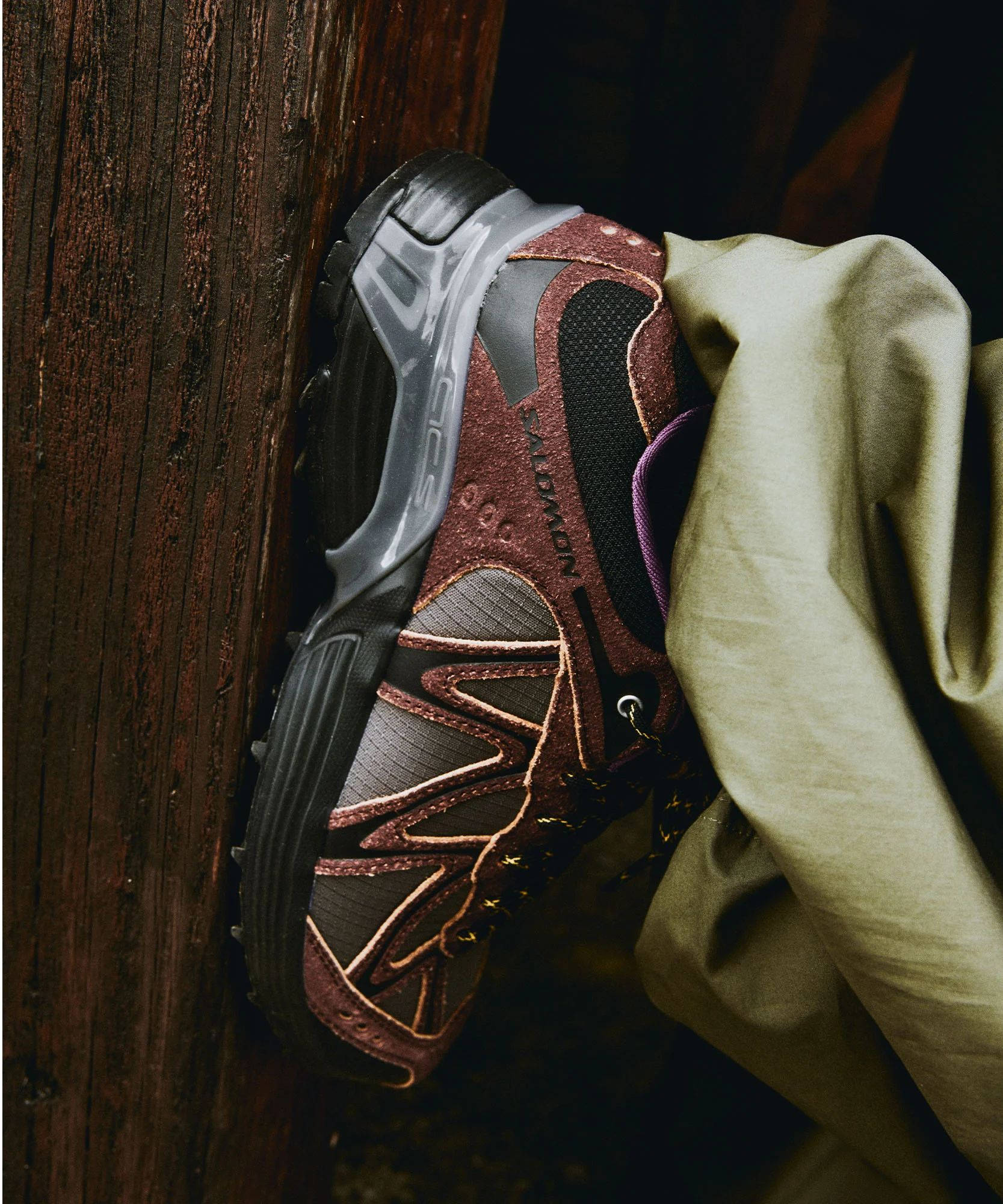 Salomon XT Whisper Expedition Bitter Chocolate Black L49193100 on foot